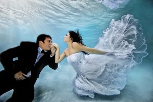 incredible underwater wedding photography