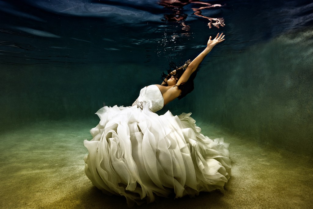 incredible underwater wedding photography